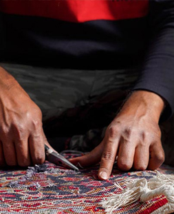 رفو گری قالی در قالیشویی محمودیه